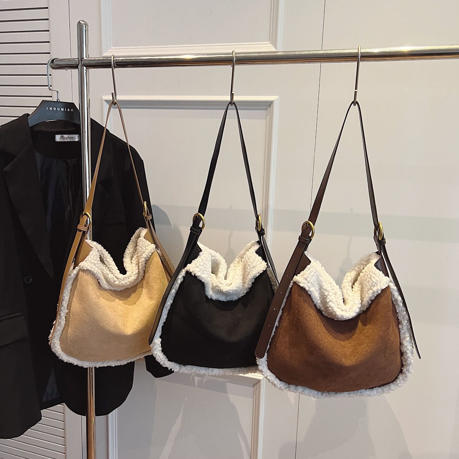 Contrasting Color Plush Bucket Bag Fashionable Lazy Wind Shoulder Bag