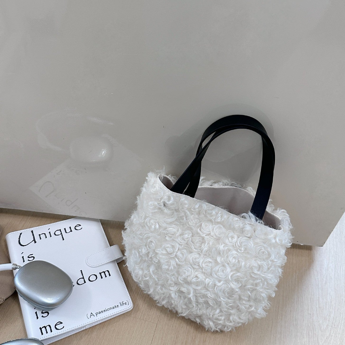 High Fashion Plush Bucket Handbag Autumn Winter New Style