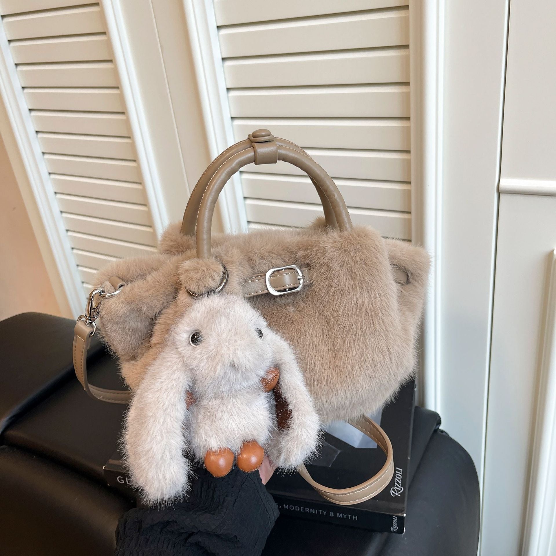Niche Cute Portable Bucket Bag Large Capacity Daily Casual Shoulder Messenger Bag